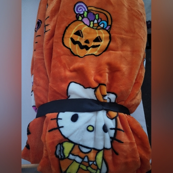 Pack of 2 blankets - Brand new with tags Hello Kitty Halloween - Picture 1 of 6
